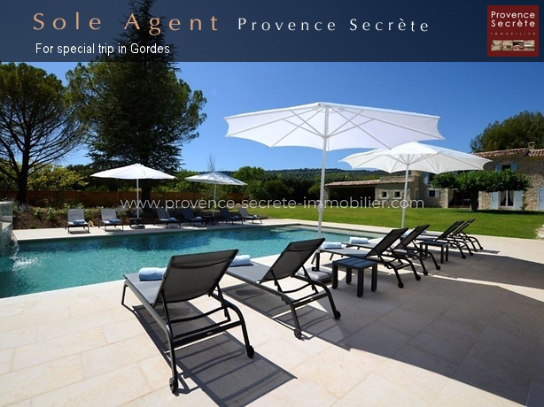 Luxury rental property in Gordes, heated and secure swimming pool for 12 people, tennis court